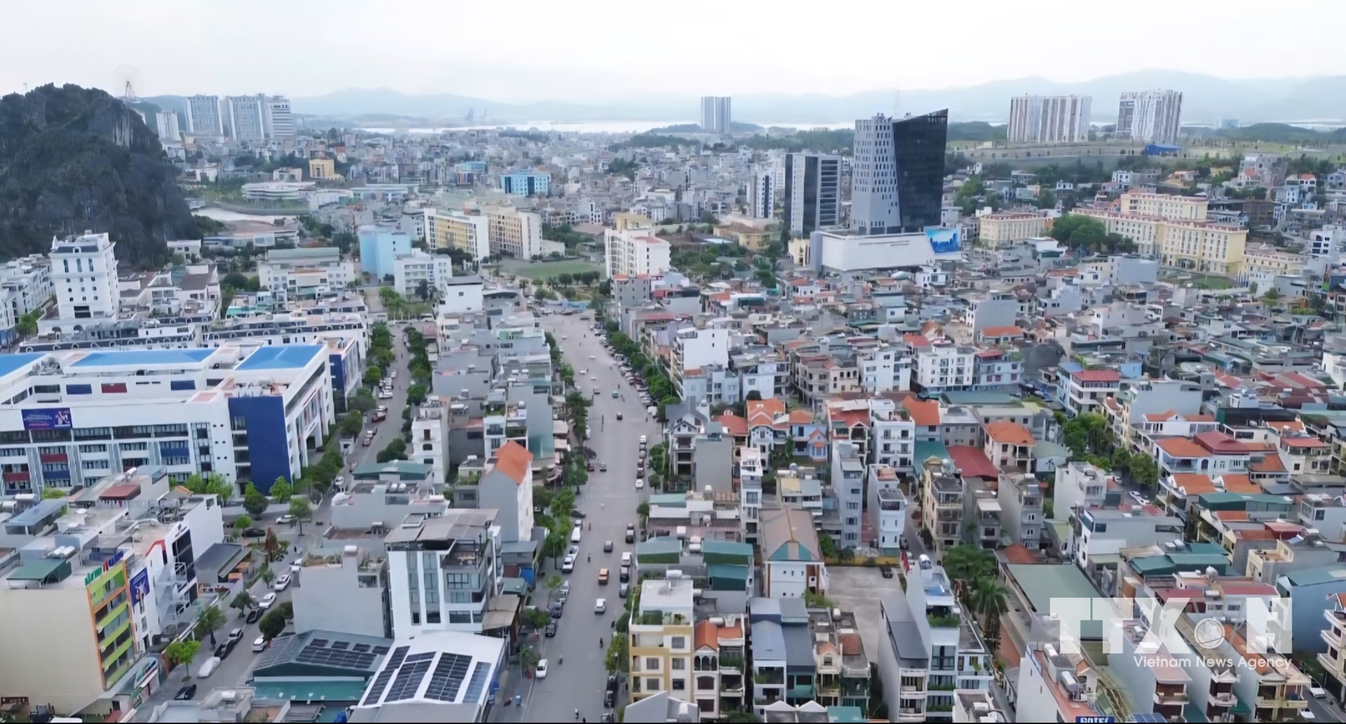 Quá trình đối soát phát hiện nhiều hồ sơ trùng lấn thông tin, khó khăn cho công tác làm sạch dữ liệu đất đai. (Ảnh: Thanh Vân/TTXVN)